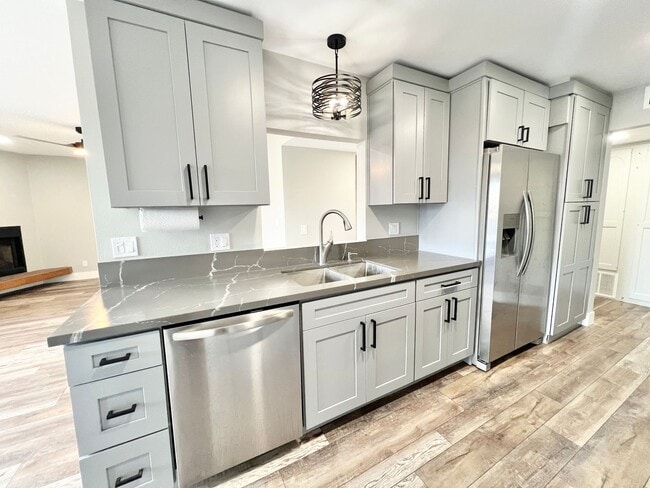 Building Photo - Spacious 2 Bedroom, 2 Bath Condo in Desira...