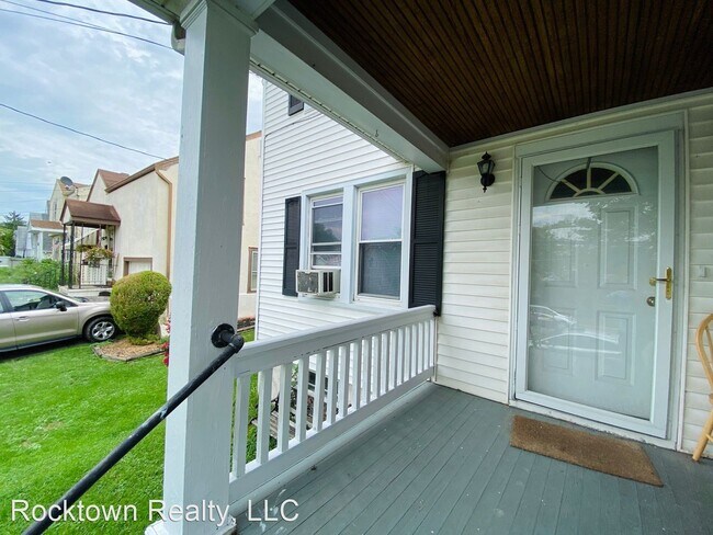Building Photo - 3 br, 1 bath House - 28 North Willow Street