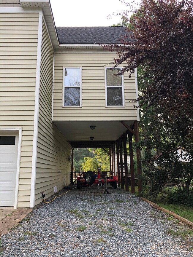 Building Photo - 935 Riverside Dr