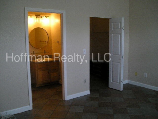 Building Photo - 3-Bed, 2-Bath Condo on Harbor Island