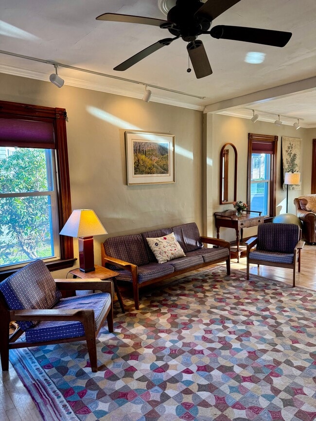 Building Photo - 175 Maple St