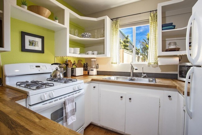 Fully Stocked kitchen, Full size fridge,stove - 3270 Cedar St
