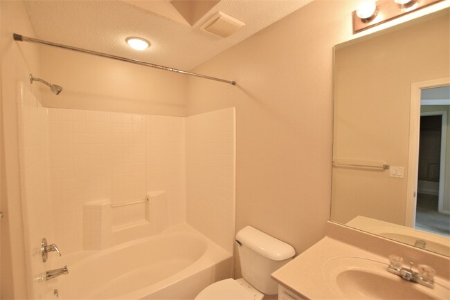 Foto del edificio - SPACIOUS 2 bed 2 bath Hunters Creek CONDO ...