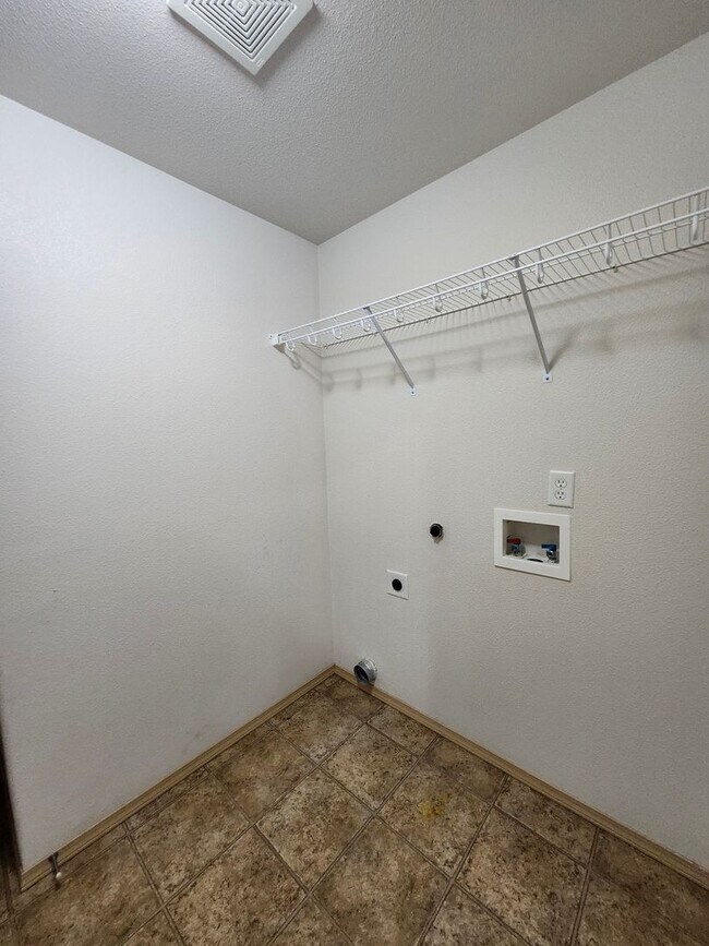 Foto del edificio - 5811 Austin Ct