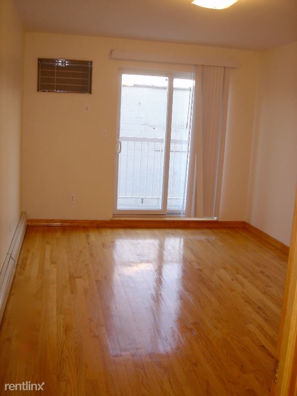 Foto del edificio - 64 Village Rd N