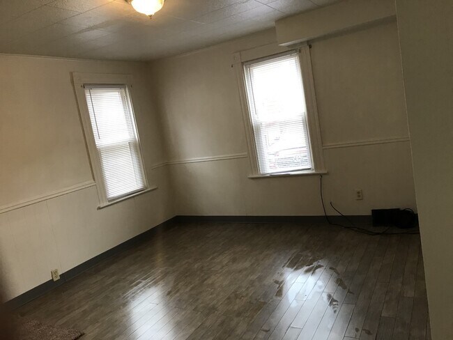 Foto del edificio - 140 Watkins Ave
