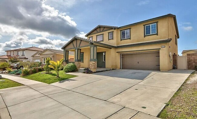 Foto del edificio - Stunning 5 Bed/3 Bath Home With Spacious L...