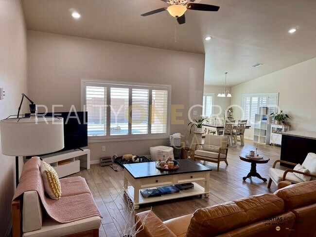 Building Photo - Enjoy those Arizona Sunset in this Three B...