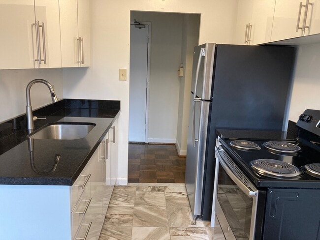 Building Photo - 657 Balliol