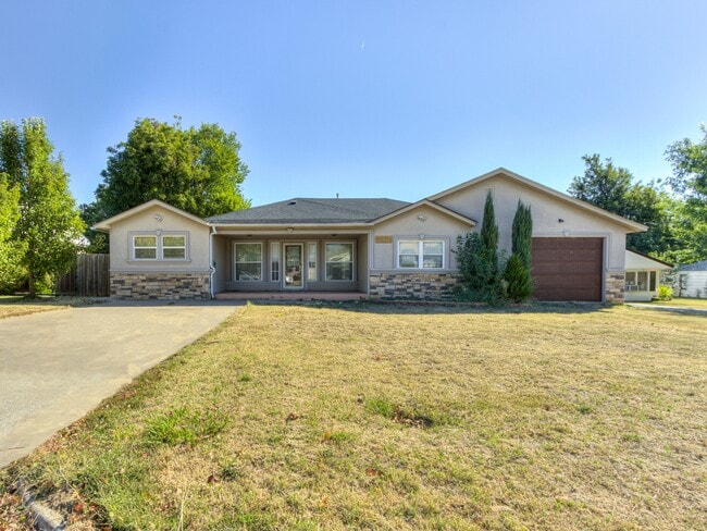 Building Photo - 1131 S Miles Ave