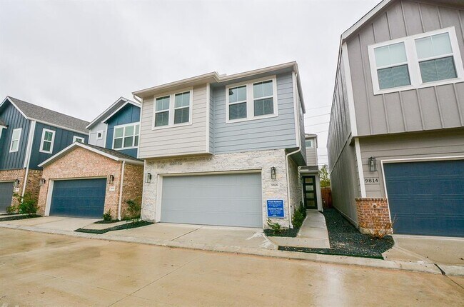 Foto del edificio - 9816 Rugged Oaks Dr