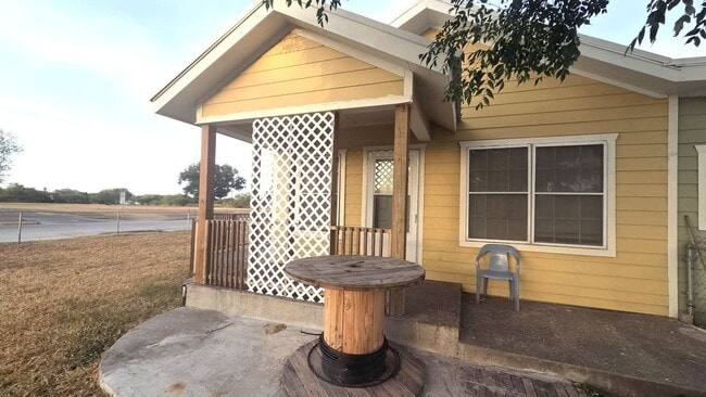 Building Photo - 305 E Nettie Ave