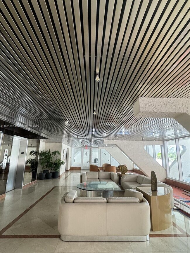 Foto del edificio - 15645 Collins Ave