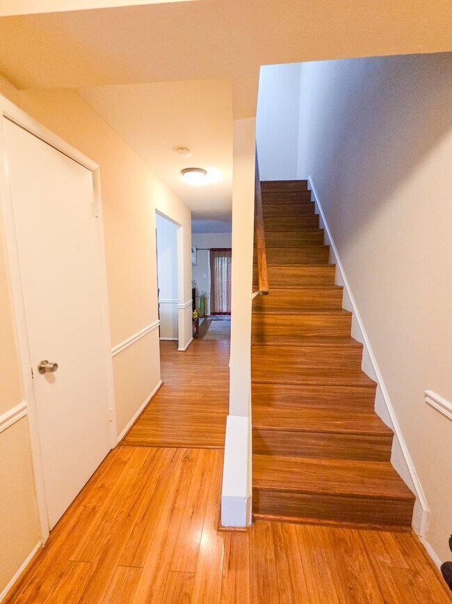 Foto del edificio - Beautiful 3BR Townhouse in Rockville/Derwood for early June Move-In!