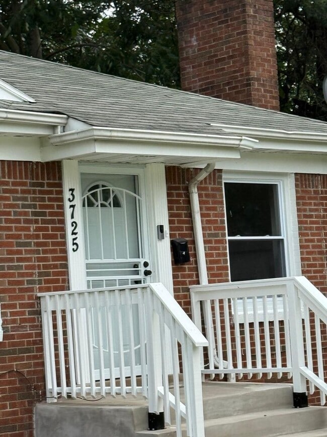 Building Photo - 5-Bedroom 2-Bath Completely Renovated!