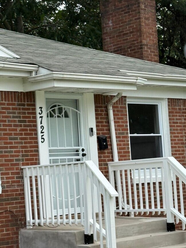 Foto del edificio - 5-Bedroom 2-Bath Completely Renovated!