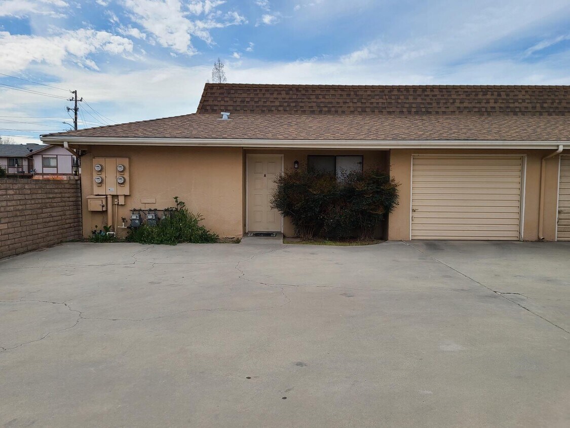 Building Photo - 426 W Carob Ave