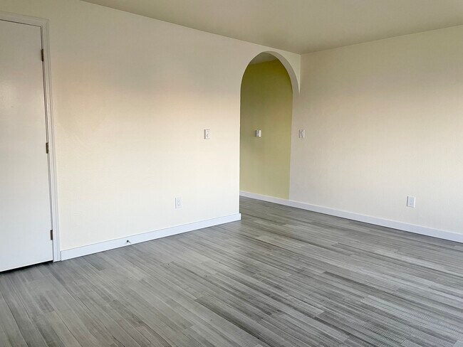 Living room - 5020 S Tyler St