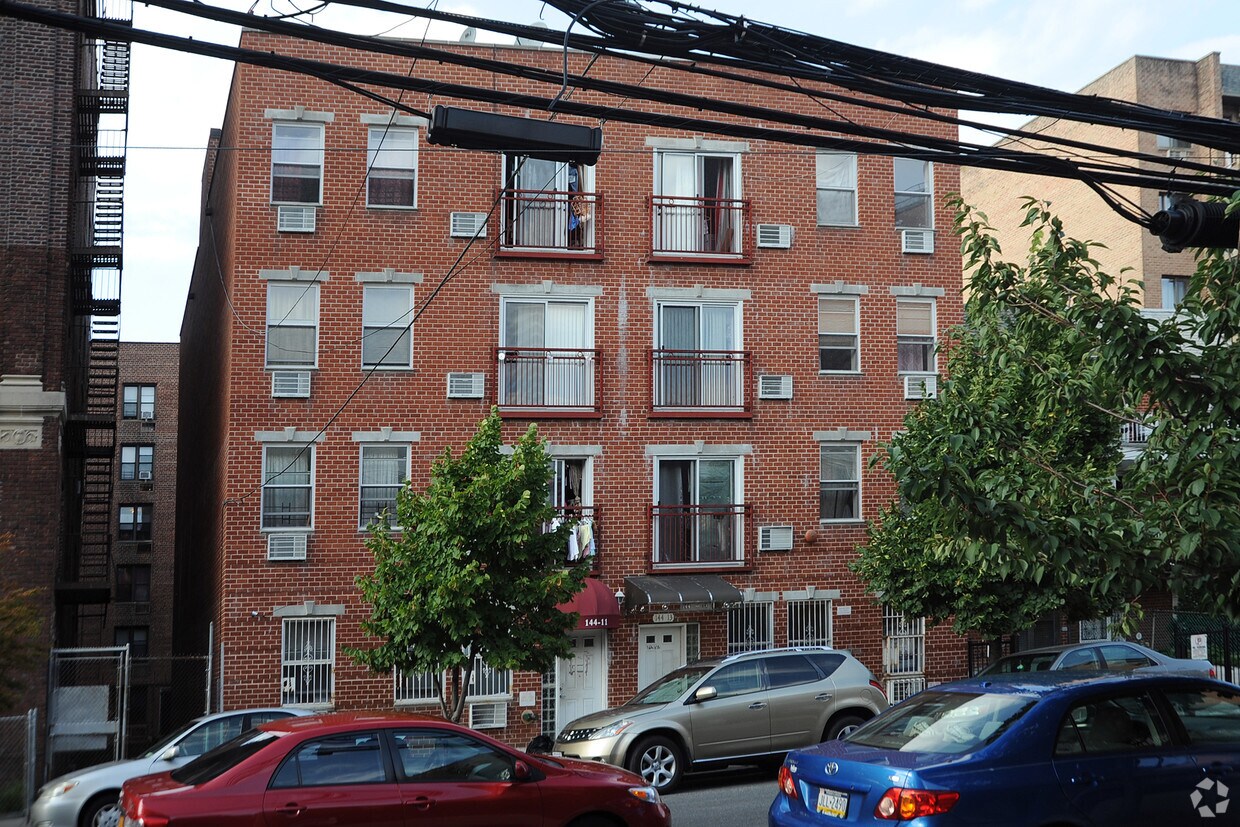 Foto del edificio - 144-13 Barclay Ave