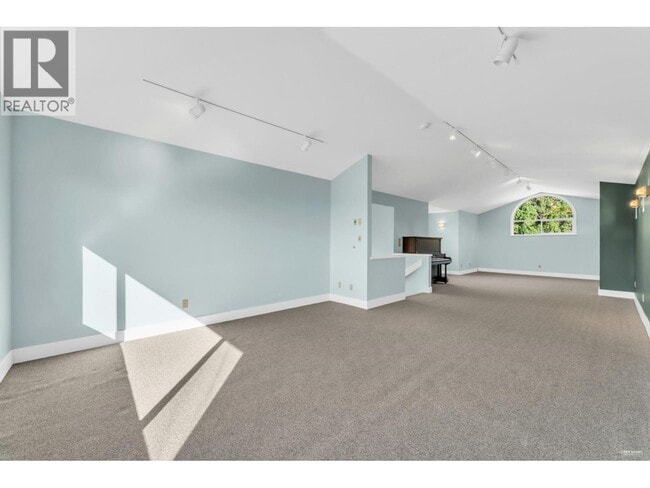 Building Photo - 845 Pyrford Rd