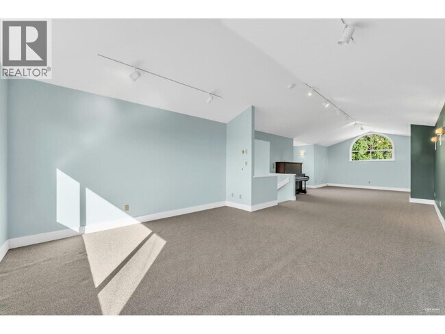 Photo du bâtiment - 845 Pyrford Rd