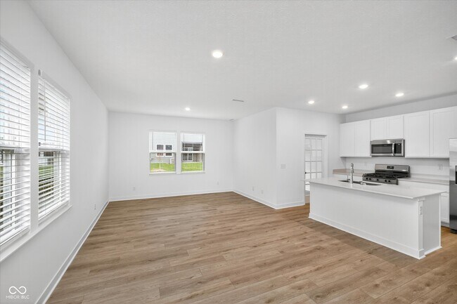 Foto del edificio - 15254 Swallow Fls Wy