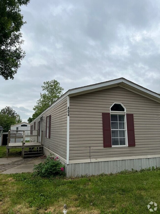 Building Photo - 404 Maple Ct