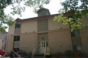 Primary Photo - 923 E College St
