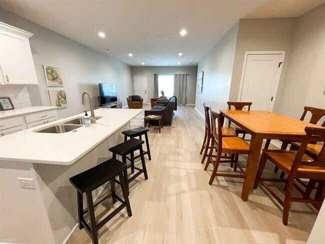 Building Photo - 4 br, 2.5 bath Townhome - 1534 North 14th ...