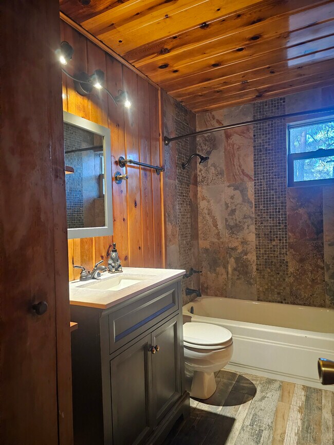 Building Photo - 654 Lilly Dr