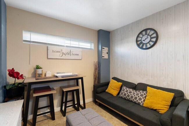 Building Photo - 13th Pl Back   Cute & Cozy| Renovated APT ...