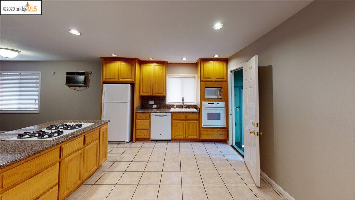 Foto principal - 33 Kimball Ct