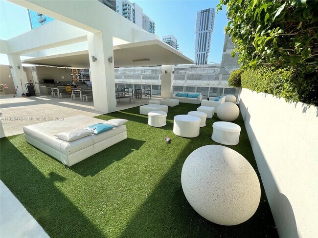 Foto del edificio - 600 NE 27th St