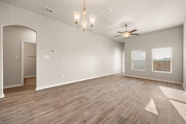 Foto del edificio - AVAILABLE NOW! STUNNING 3 BEDROOM DUPLEX L...