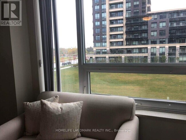 Photo du bâtiment - 18 Uptown Dr