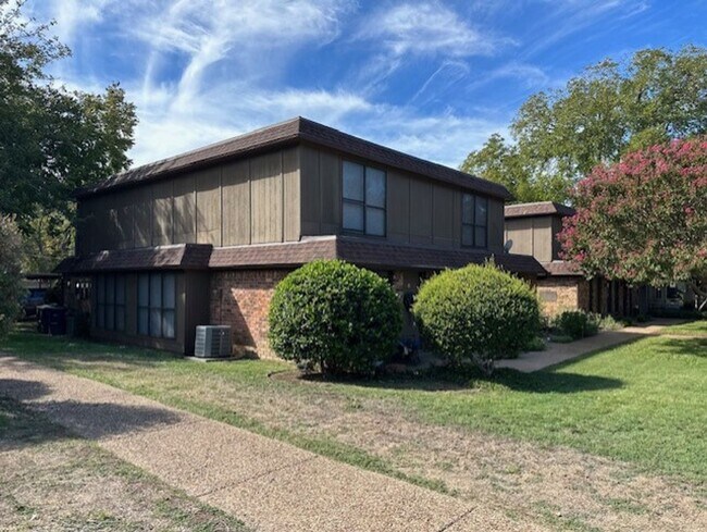 Building Photo - EL CAMPO 4909 C