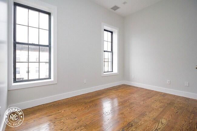 Building Photo - 852 Rogers Ave