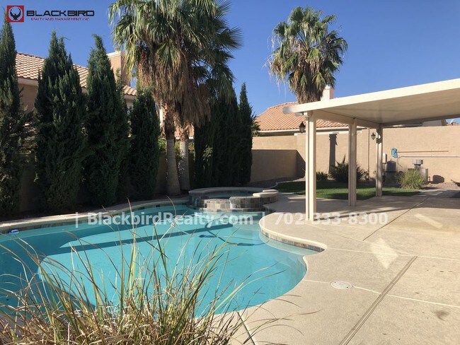 Foto del edificio - Four Bedroom With a POOL Three Car Garage