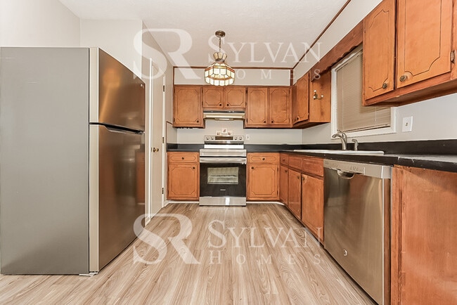 Building Photo - Welcome home to this 3 bedroom, 2 bathroom...