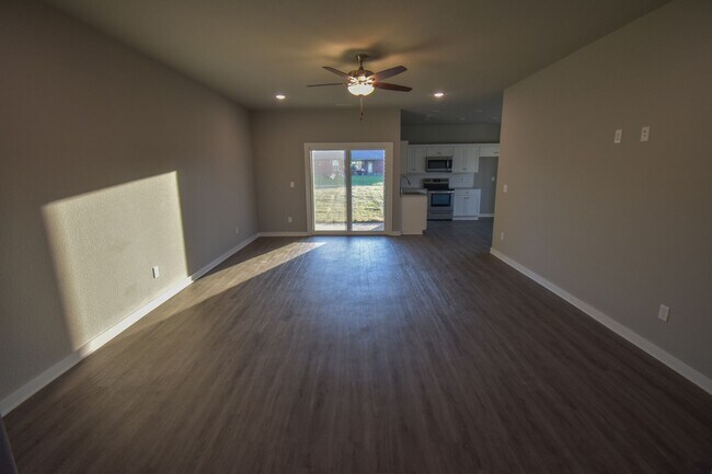 Building Photo - Nice  3 bedroom 2 bath home located right ...