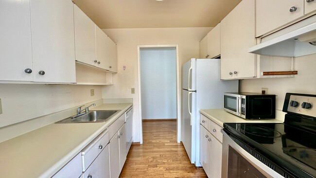 Building Photo - Top-Floor Bright 1-Bedroom w/ Walk-in Clos...