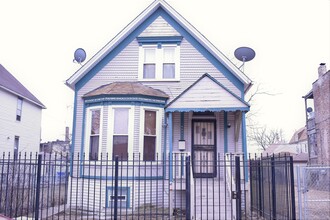 Building Photo - 4835 W Congress Pkwy