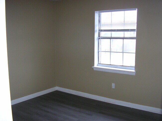 Building Photo - 1721 Highland Way