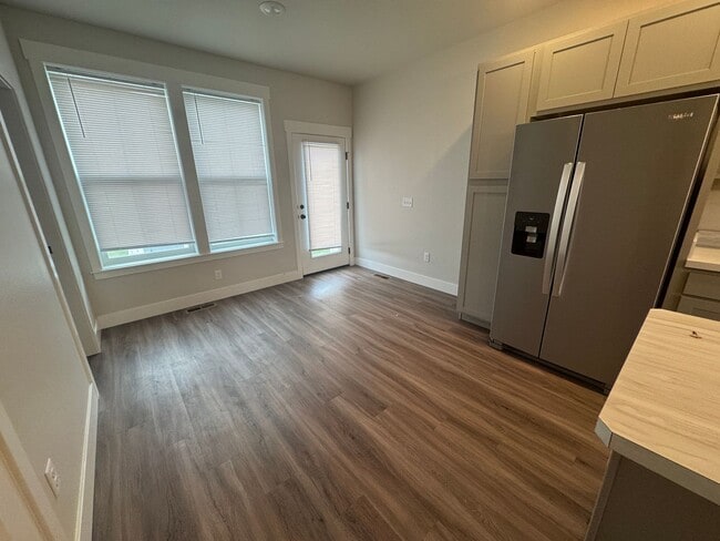 Building Photo - 3 bed 2.5 bath Townhouse