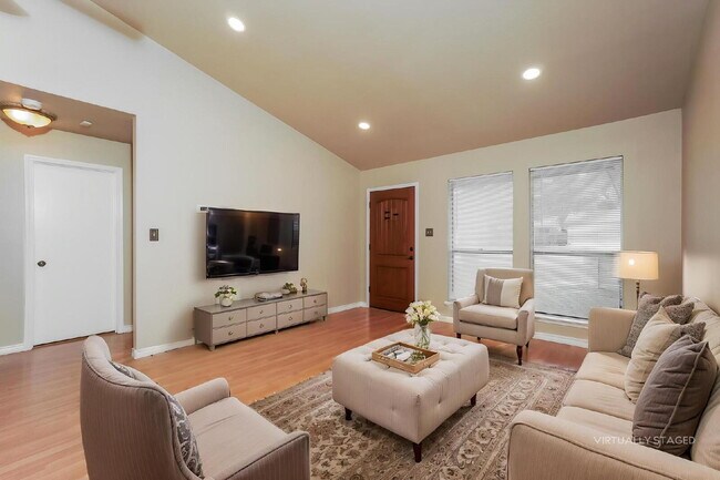 Foto del edificio - "Charming 3-Bedroom San Antonio Home with Cozy Fireplaces & Ample Storage!"