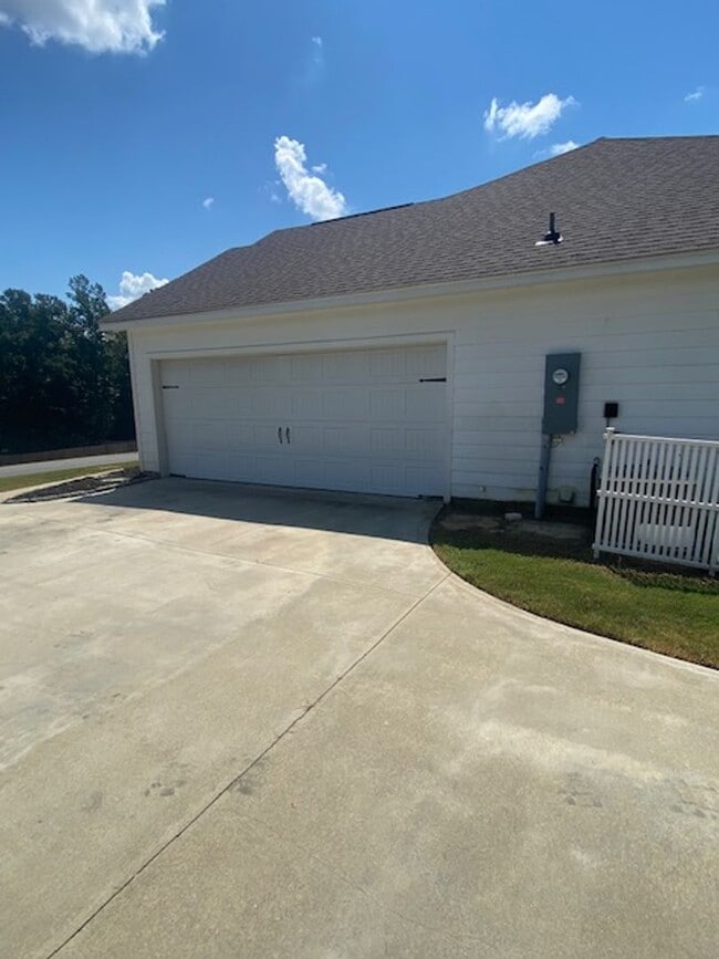 Building Photo - Quiet Living and close to the Back Gate