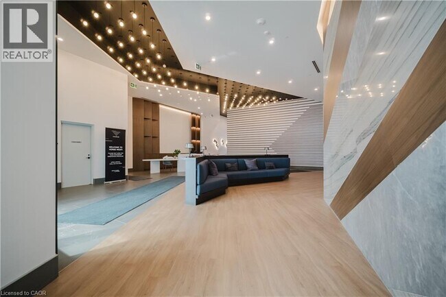 Photo du bâtiment - 1037 The Queensway