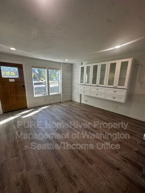 Building Photo - 527 S 50th St