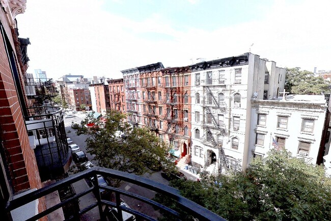 Building Photo - 102 E 7th St
