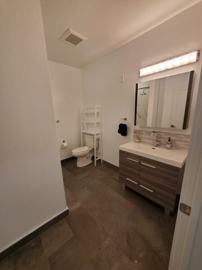Baño - 62 69th St